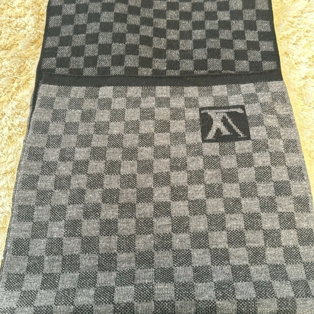 Louis Vuitton Wool Black and Grey Damier Scarf - Picture 3 of 4